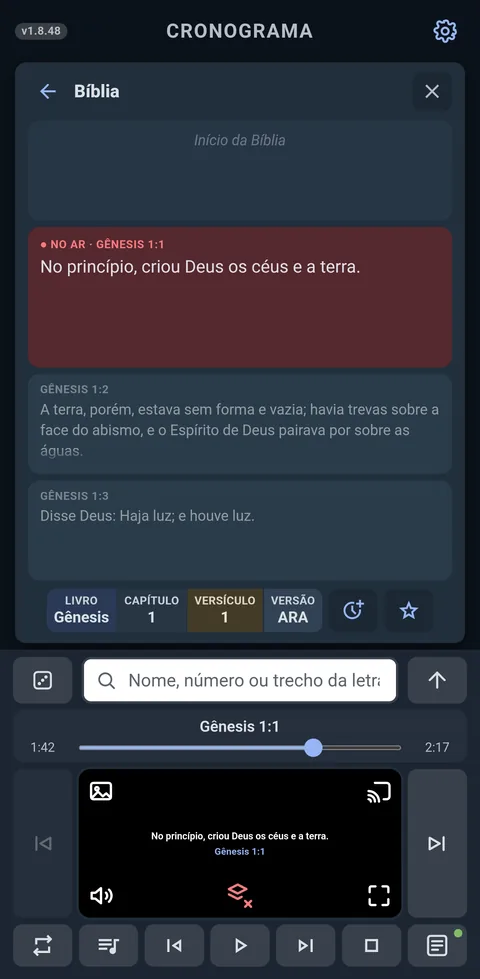 A Bíblia aberta em Gênesis 1:1, com o versículo marcado como no ar.