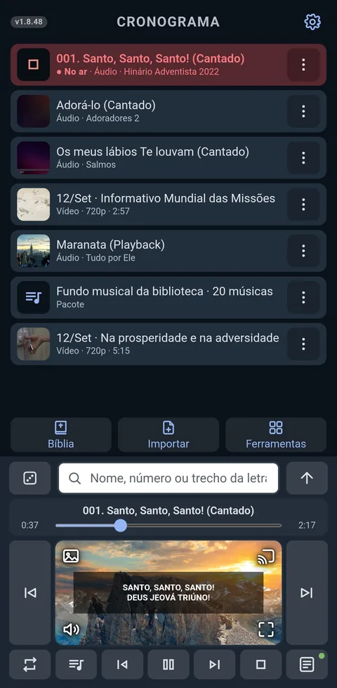 O Cronograma com quatro itens do culto em ordem e, embaixo, o transporte tocando um hino.